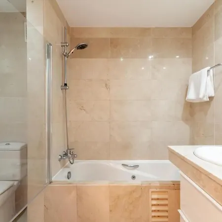 Luxury Penthouse In With 3 Bedrooms * Εστεπόνα